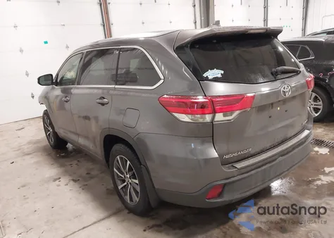 2018 Toyota Highlander Xle z USA, uszkodzony, nr VIN 5TDJZRFH2JS528116